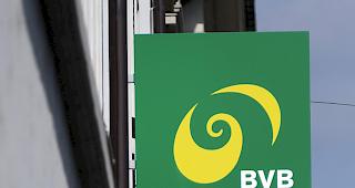 In der Basler Innenstadt entgleiste ein Tram, nachdem es mit einem Bus zusammengestossen war.