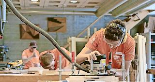 Fokussiert. Die Lehrlinge sind konzentriert bei der Sache. Sie haben sieben Stunden Zeit.