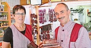 Abr&auml;umer. Marie-Therese und Beat Eggs von der Metzgerei Eggs in Reckingen haben sechs Goldmedaillen gewonnen.