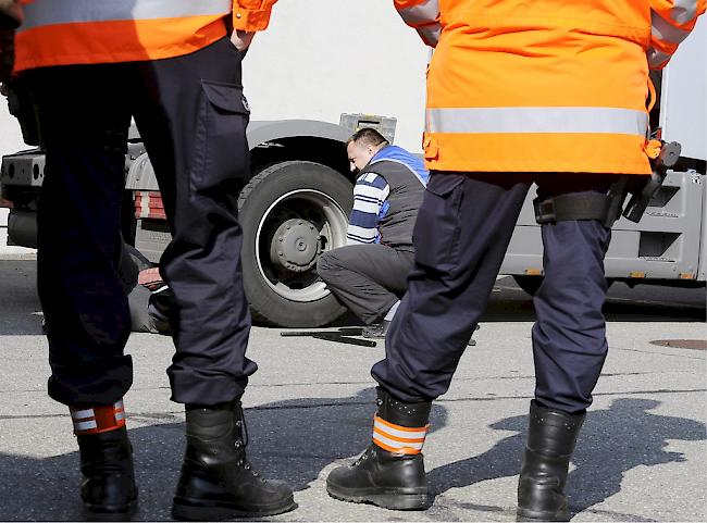 Ein Video zeigt, wie ein Polizist der Stadtpolizei Winterthur einen Autofahrer übel beschimpft. Der Agent wurde nun suspendiert. 