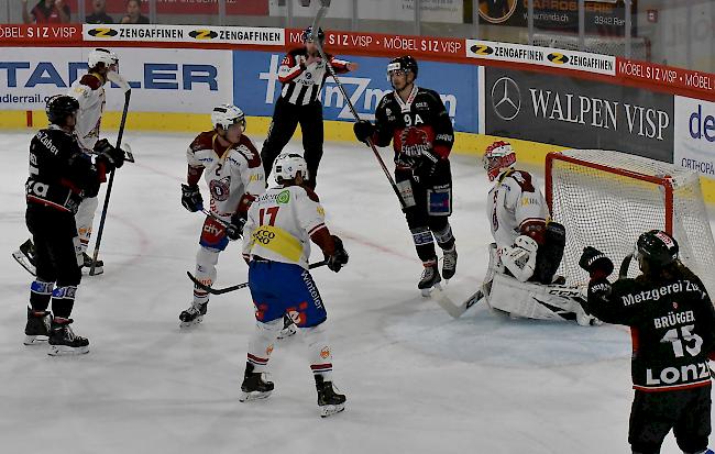 Visps Stefan Spinell (links) hat soeben zum 3:0 getroffen, Oliver Achermann (mitte) und Sandro Brügger jubeln mit.