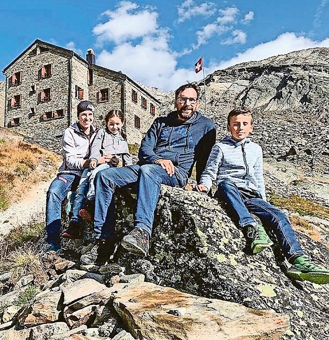 Familie Arnold vor der Weissmieshütte.