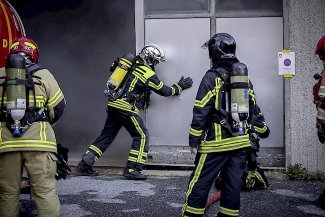 Impressionen aus dem neuen Feuerwehrkurs zu den Grundlagen der taktischen Ventilation gestern in der Visper Litternahalle.