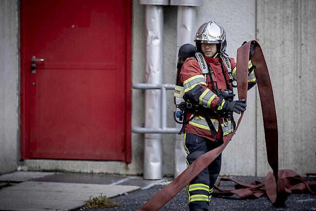 Impressionen aus dem neuen Feuerwehrkurs zu den Grundlagen der taktischen Ventilation gestern in der Visper Litternahalle.