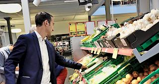 Am Gem&uuml;seregal. David Volken auf Einkaufstour mit klar vorgegebenem Budget. Foto WB