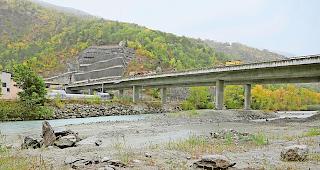 Aufweitung Vispa. Die Arbeiten im Auengebiet sind abgeschlossen, das Aushubmaterial wird  vor Ort verwertet. So spart man Lastwagenfahrten und Kosten.Foto WB
