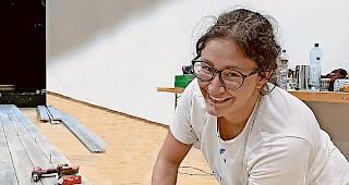 Tatkr&auml;ftig. Seline Imhasly legt Hand an beim Aufbau der B&uuml;hne  in M&ouml;rel.