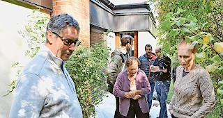 Stinksauer. Denise (rechts) und Helene Rohr sind sauer, dass sich die Beh&ouml;rden bei der Sanierung der Parzelle Zeit lassen.