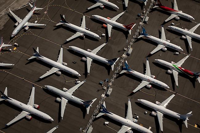 In Kurzbotschaften an einen Kollegen soll sich der technische Chefpilot der 737, Mark Forkner, bereits 2016 über die "ungeheuerliche" Fehlleistung des Stabilisierungssystem MCAS bei Simulator-Tests beschwert haben.