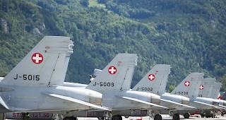 An den Landeklappen-Scharnieren einiger F/A-18-Kampfjets der Schweizer Luftwaffe wurden Risse entdeckt. 