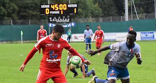 Hrdlicka gegen Azzurris Kebe, der FC Naters Oberwallis bleibt nach dem 2:0-Sieg beim Schlusslicht vorne dran.