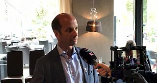 Der amtierende St&auml;nderat Beat Rieder ist im Parteizentrum der CVPO im Visper Staldbach eingetroffen. Sein Kommentar: &laquo;Ich bin sehr zufrieden. Dieses Resultat ist ein Vertrauensbeweis. Wir haben aber noch einen harten, zweiten Wahlgang vor uns.&raquo;