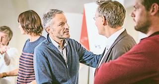 Faire Geste. Der abgew&auml;hlte Thomas Egger (rechts) gratuliert Christophe Clivaz zu dessen Wahl.