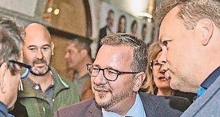 Strahlend. Philipp Matthias Bregy nimmt ein Bad in der Menge.