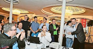 &Uuml;berschwang. Franz Ruppen, ganz rechts, erntet Applaus und wird von seiner Mutter geherzt.