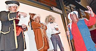 Geschichtsstunden. Kolumbus, Goethe, Einstein und der Gaukler (von links) boten am Samstag im KW Dala viel Lehrreiches.