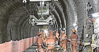 Kranbahn. Der Materialtransport zum Baustellen-Sektor erfolgt aus Platzgr&uuml;nden am Tunneldach.