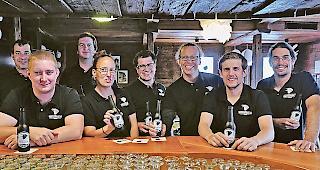Ein Teil der Genossenschaft &laquo;Heidnischbier&raquo;: Jonas Imseng, David Schmid, Diego Zenh&auml;usern, Seraina H&uuml;rlemann, Aaron Imboden,  Pr&auml;sident Fabian Reist, Samuel Bregy und David Zurbriggen (von links).Foto zvg