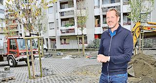 Private Parkpl&auml;tze. Alain Guntern, Pr&auml;sident des Gewerbevereins, auf dem  neu gestalteten Platz im Hof der Liegenschaft Bahnhofstrasse 7.
