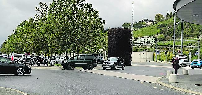 Zu den Pendlerstosszeiten herrscht ein reger Autoverkehr am SBB-Bahnhof Leuk. Grund: fehlende Busverbindungen in der Region Leuk. Bei Pendlern sorgt dies für Unmut.