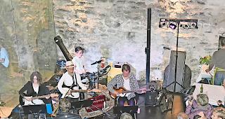 Begegnung. Das Schloss Leuk &ndash; hier ein Schnappschuss des letztj&auml;hrigen &laquo;Turuf&auml;scht&raquo; &ndash; ist ein Ort der Begegnung, der allen &shy;offensteht. Archivbild wb