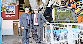 Gut gelaunt. VR-Pr&auml;sident Renato Kronig (links) und Gesch&auml;ftsf&uuml;hrer Valentin K&ouml;nig konnten ein hervorragendes &shy;Gesch&auml;ftsjahr der Aletsch Bahnen AG pr&auml;sentieren. Fotos WB