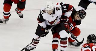 Der Natischer Nummer-1-Draft Nico Hischier (r.) verliert mit seinen New Jersey Devils gegen die Arizona Coyotes mit 3:5.