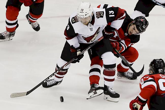 Der Natischer Nummer-1-Draft Nico Hischier (r.) verliert mit seinen New Jersey Devils gegen die Arizona Coyotes mit 3:5.