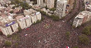 Unzufrieden. Mehr als eine Million Menschen sind am Freitag in Chile gegen Pr&auml;sident Sebasti&aacute;n Pi&ntilde;era auf die Strasse gegangen.