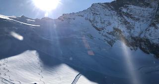 Mehrere Skitoureng&auml;nger wurden am Samstagnachmittag im Gebiet Allalin von einer Lawine mitgerissen. Dank dem raschen Handeln der Einsatzkr&auml;fte blieben alle Personen jedoch unverletzt.