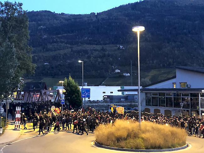 Fanmarsch. Rund 700 Servette-Fans ziehen in Richtung Stade de Tourbillon.