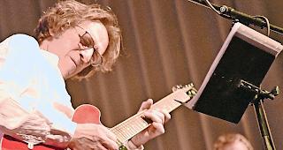 Urgestein. Willy Derendinger in Aktion: Seit 1967 bei den &laquo;Plastic Creatures&raquo;.Archivbild wb