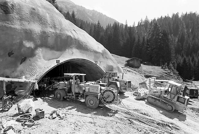 Die Baustelle des Vereinatunnel-Nordportals bei Kosters/Selfranga, aufgenommen am 23. Juli 1991.