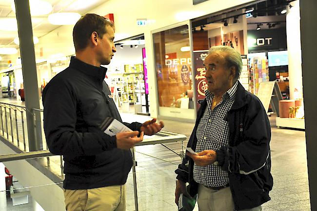 Mathias Volken von der Kantonspolizei informiert einen Passanten im Simplon Center.