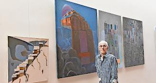 Anregend. Pierre Loye vor einigen seiner Werke im Visper La Poste: Anregen zum Nachdenken. 