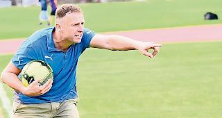 FC Termen/Ried-Brig-Trainer Marco Decurtins muss bis auf Weiteres in seinen kurzen &laquo;Gl&uuml;ckshosen&raquo; an der Seitenlinie stehen.