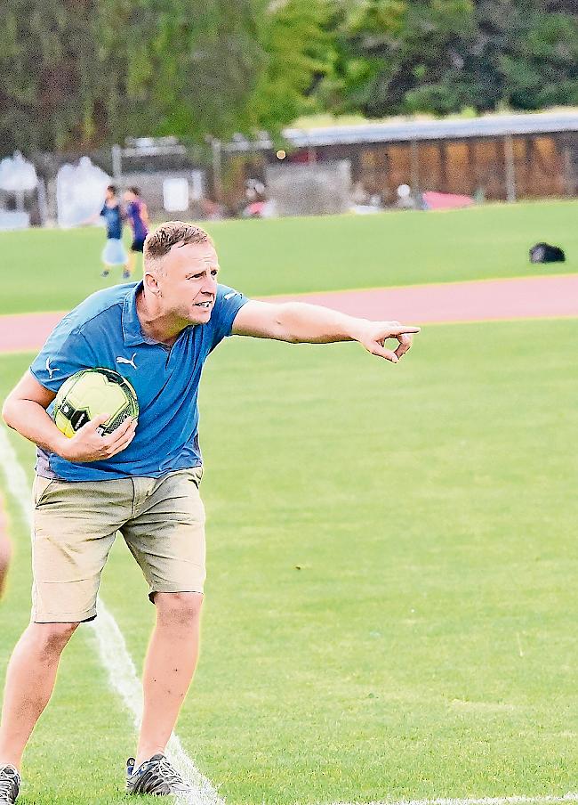 FC Termen/Ried-Brig-Trainer Marco Decurtins muss bis auf Weiteres in seinen kurzen «Glückshosen» an der Seitenlinie stehen.