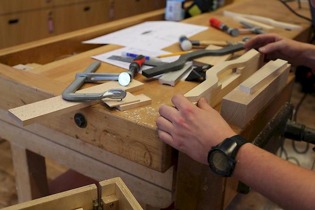 Wer in der Holzbaubranche arbeitet, kann ab nächstem Jahr mit mehr Lohn rechnen. Für viele Angestellte verbessern sich die Leistungen.