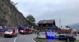 Bei einem Verkehrsunfall auf der Forclaz-Pass-Strasse vor Martinach kam am Donnerstagmorgen eine Person ums Leben, eine weitere wurde verletzt.