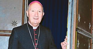 Offene T&uuml;r. Bischof Peter B&uuml;rcher an der Churer Kathedralen-Pforte. &laquo;Ich bin bereit zum Dialog mit allen, die ihn w&uuml;nschen.&raquo;