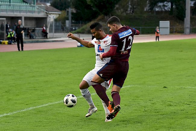 Acosta verteidigt den Ball gegen Martinachs Ferreira, der FC Naters Oberwallis lag im Derby mit 3:0 vorne.