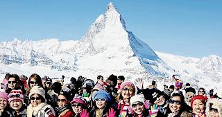Flaschenhals. Auf dem Gornergrat oder in der Zermatter Bahnhofstrasse kommt es zeitweise zu grossen Menschen&shy;ansammlungen. Mit Overtourism habe das laut Paul-Marc Julen, Pr&auml;sident von Zermatt Tourismus, noch lange nichts  zu tun. Foto zvg