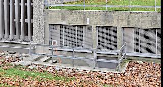 Abpumpen. Durch einen Riss im Beton an dieser externen Treppe rann Wasser ins Geb&auml;ude.Fotos WB