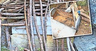 Heruntergerissene Holzpfosten sowie eine aufgebrochene &laquo;Schatzkiste&raquo;  ver&auml;rgern nicht nur die Waldspielgruppe.