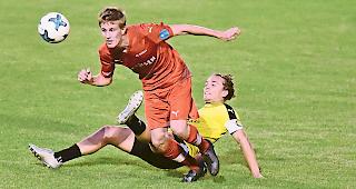 Josua Schmidt vom FC Raron im Zweikampf mit dem Briger Marius W&uuml;rsten (in Gelb): Das Spiel endete 2:2.