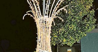 Mit Prototyp an der Rhonesandstrasse. Michel Roten (links) und Stadtrat Mathias Bellwald.