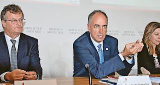 Informierten. Stefan Bumann, Chef der Dienststelle f&uuml;r Hochschulwesen, Staatsrat Christophe Darbellay und H&eacute;l&egrave;ne Gapany Savioz, Adjunktin der Dienststelle f&uuml;r Hochschulwesen (von links).