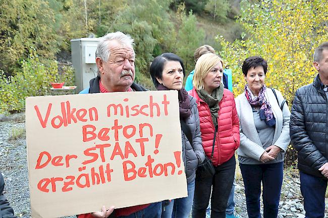 Die Demonstranten fordern die unverzügliche Schliessung des Kieswerks.