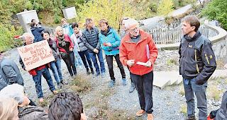 Klartext. Das Protestkomitee um Bernhard Aufdereggen (Zweiter von rechts) fordert die Volken Beton AG auf, das Kieswerk bis Ende Jahr zu schliessen. Nebst dem Risiko eines Hochwassers seien wegen der Kieswerksbetreiberin 24&thinsp;000 Quadratmeter Land  (10 Millionen Franken) in der roten Zone.
