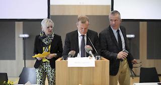 Parteipr&auml;sident Martin Landolt (Glarus), Mitte, neben neben Nationalrat Lorenz Hess (Bern) und Generalsekret&auml;rin Astrid B&auml;rtschi am Samstag an der Delegiertenversammlung der BDP Schweiz.